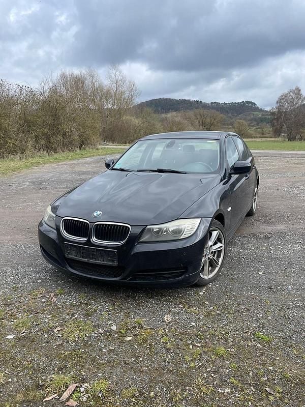 Gebraucht BMW 316 120 PS (88 kW) 2010 Schwarz Limousine