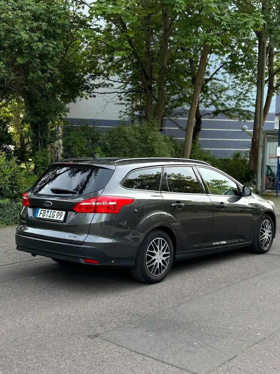 Gebraucht Ford Focus 120 PS (88 kW) 2014 Grau Kombi