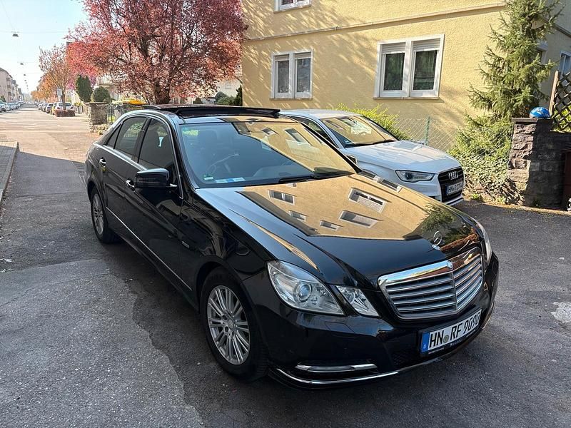 Gebraucht Mercedes E220 170 PS (125 kW) 2012 Schwarz Limousine