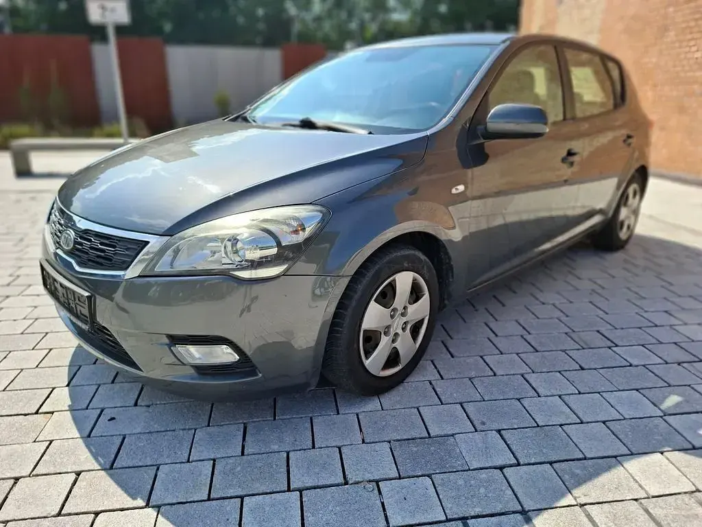 Gebraucht Kia Ceed 125 PS (91 kW) 2011 Grau Kleinwagen