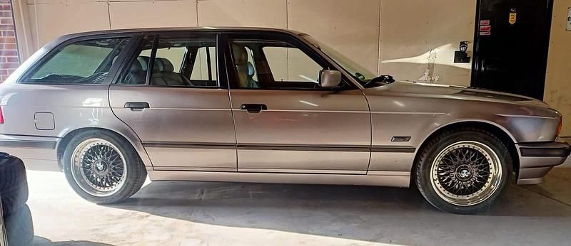 Silber Gebraucht 1996 BMW 520 Executive Kombi | 7.790 € (Fairer Preis) - Bild 1/4
