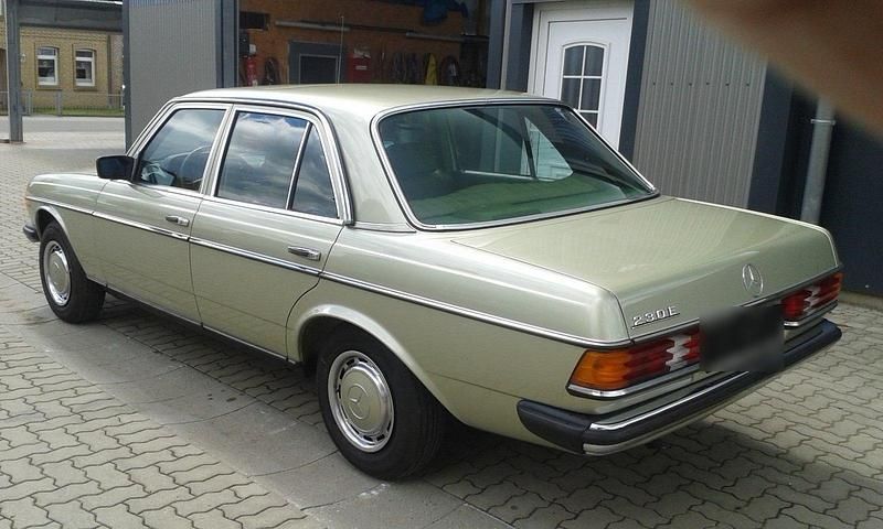 Gebraucht Mercedes E230 136 PS (100 kW) 1981 Grün Limousine