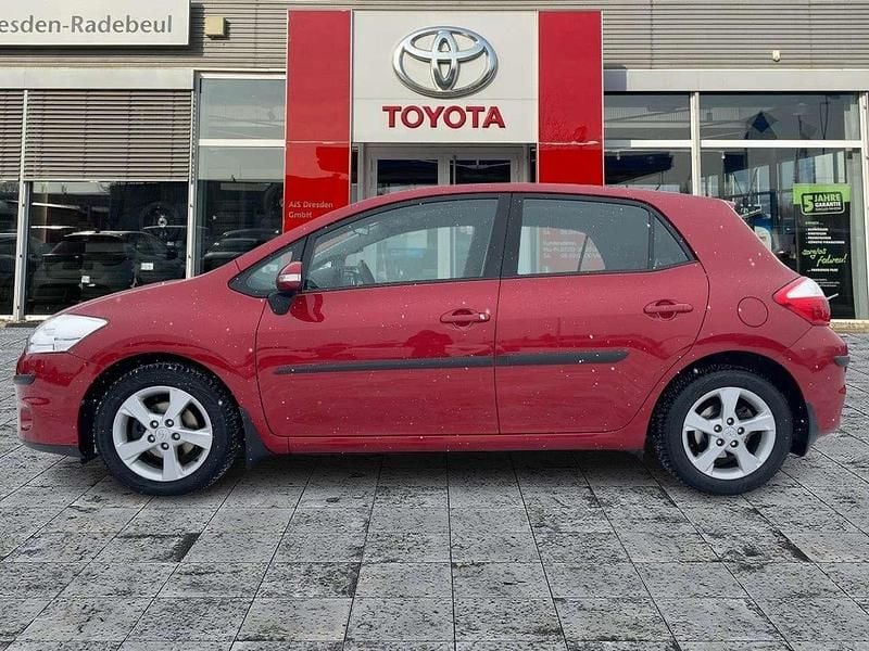 Gebraucht Toyota Auris Travel 99 PS (72 kW) 2012 Red metallic Limousine