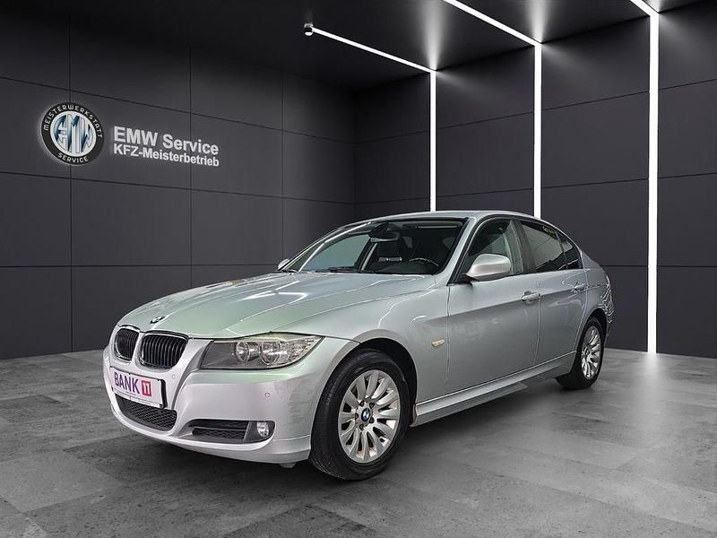 Silber Gebraucht 2011 BMW 318 Comfort Edition Limousine | 7.990 € (Teuer) - Bild 1/4