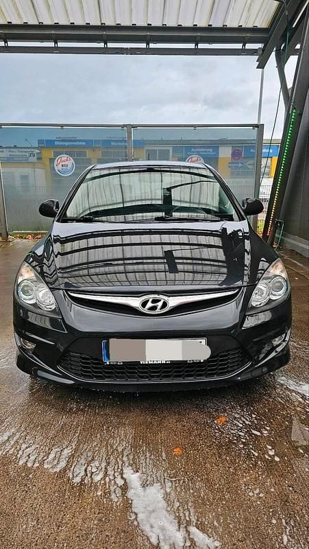 Schwarz Gebraucht 2011 Hyundai i30 Limousine | 4.499 € (Etwas zu teuer) - Bild 1/4