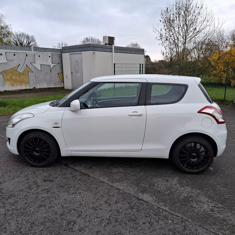 Begagnad Suzuki Swift 92 HK (67 kW) 2011 Vit Halvkombi