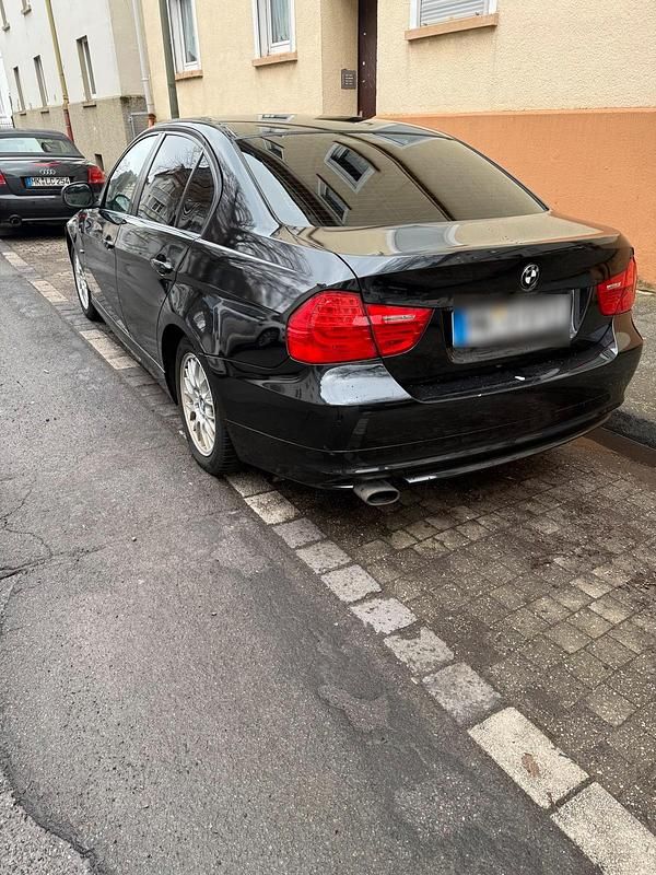 Gebraucht BMW 320 177 PS (130 kW) 2009 Schwarz Limousine