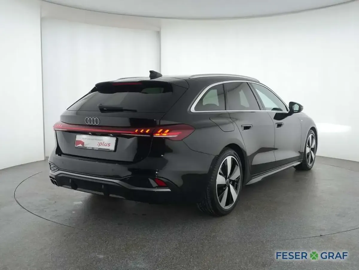 Second-hand Audi A5 S-Line 204 CP (150 kW) 2025 Negru Break