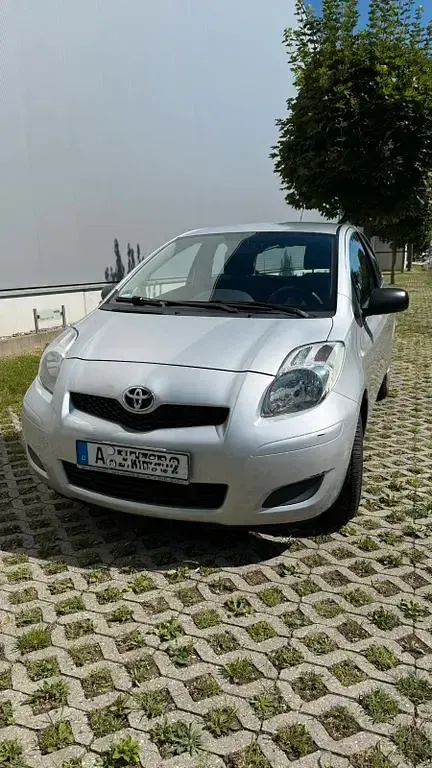 Gebraucht Toyota Yaris 69 PS (50 kW) 2009 Silber Kleinwagen