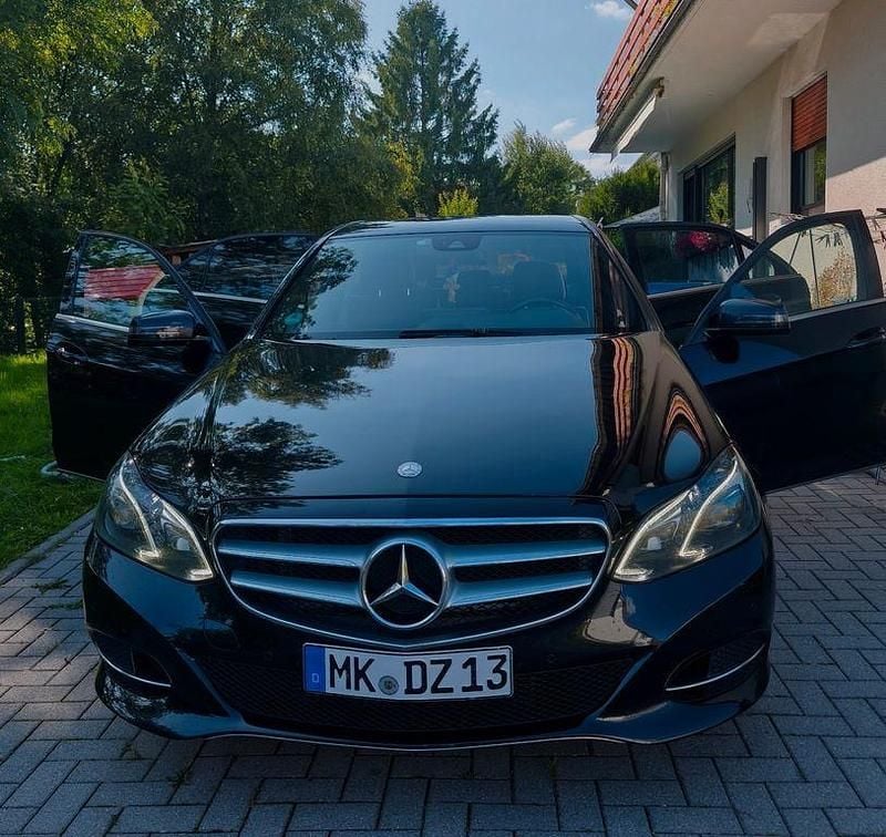 Schwarz Gebraucht 2013 Mercedes E220 Edition Limousine | 13.200 € (Fairer Preis) - Bild 1/4