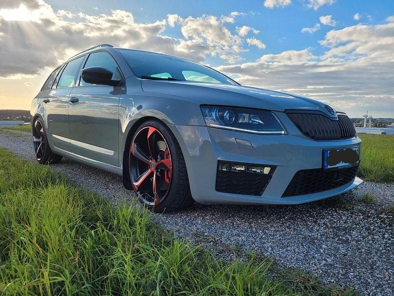 Grau Gebraucht 2015 Skoda Octavia RS Kombi | 14.900 € (Fairer Preis) - Bild 1/4