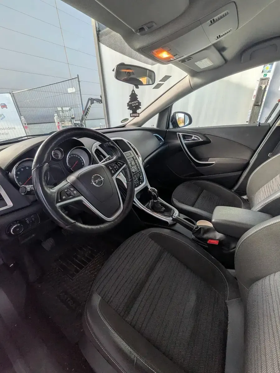 Używany Opel Astra OPC 170 KM (125 kW) 2014 Czarny Sedan/Limuzyna