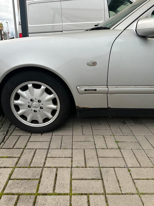 Gebraucht Mercedes E280 Avantgarde 193 PS (141 kW) 1996 Silber Limousine