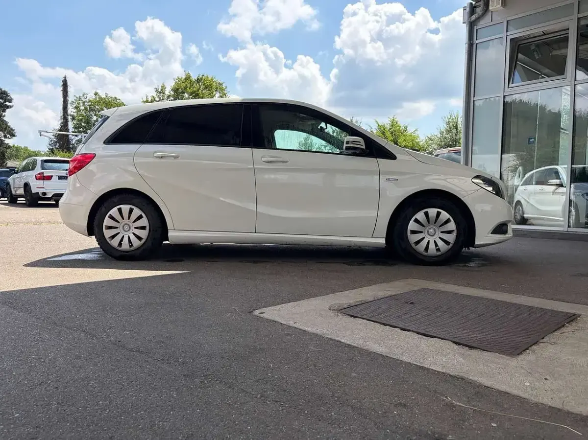 Gebraucht Mercedes B180 122 PS (89 kW) 2012 Calcitweiss  unilack Kleinwagen