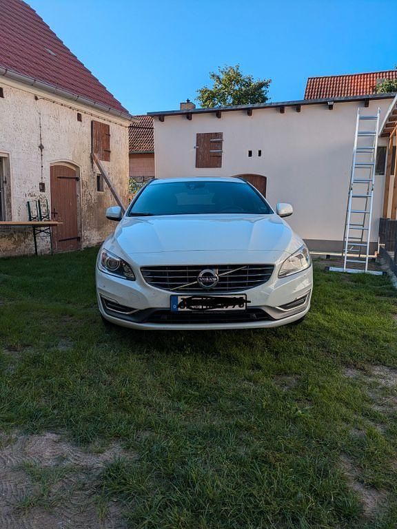 Weiß Gebraucht 2015 Volvo V60 Kinetic Kombi | 9.500 € (Superpreis) - Bild 1/4