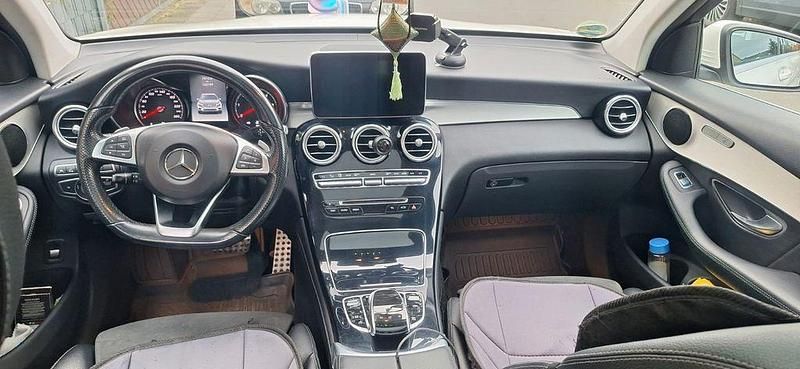 Weiß Gebraucht 2017 Mercedes GLC220 AMG line SUV | 27.900 € (Fairer Preis) - Bild 1/4