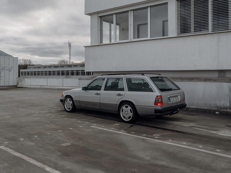 Silber Gebraucht 1992 Mercedes E320 Kombi | 18.000 € - Bild 1/4