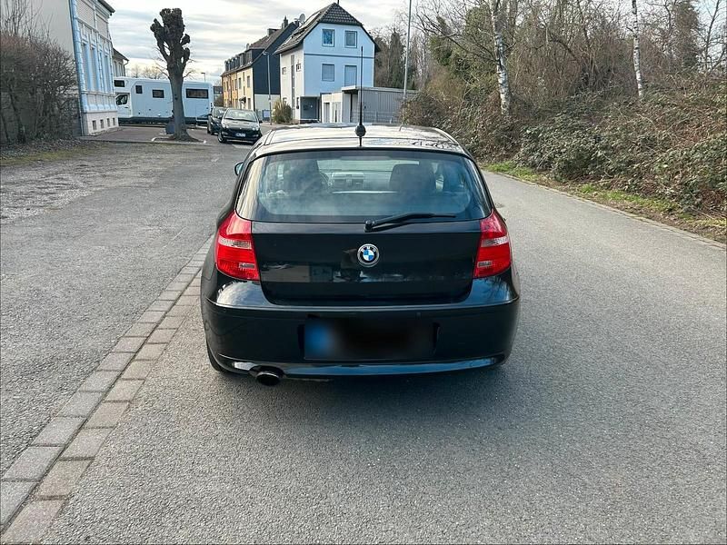 Gebraucht BMW 116 122 PS (89 kW) 2011 Schwarz Kleinwagen