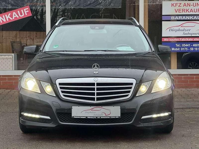 Gebraucht Mercedes E350 231 PS (169 kW) 2011 Obsidianschwarz  metalliclack Kombi