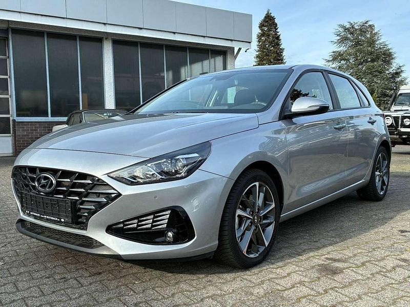 Gebraucht Hyundai i30 Trend 120 PS (88 kW) 2023 Silber Limousine