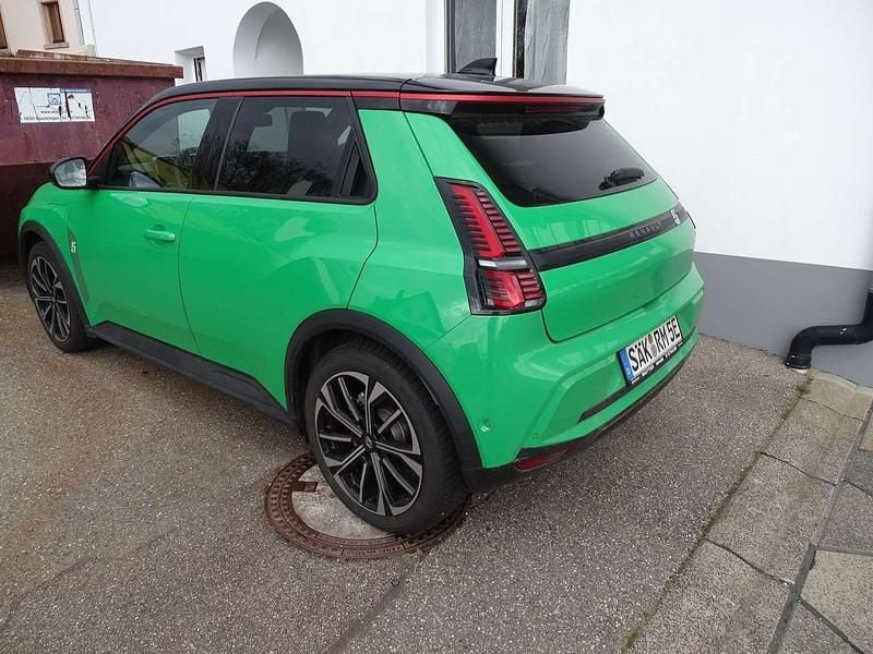 Używany Renault 5 E-Tech Iconic 110 kW (150 KM) 2024 Zielony Sedan/Limuzyna
