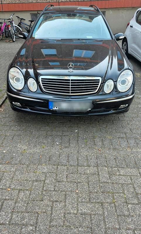 Schwarz Gebraucht 2004 Mercedes E320 Avantgarde Kombi | 6.490 € (Etwas zu teuer) - Bild 1/4