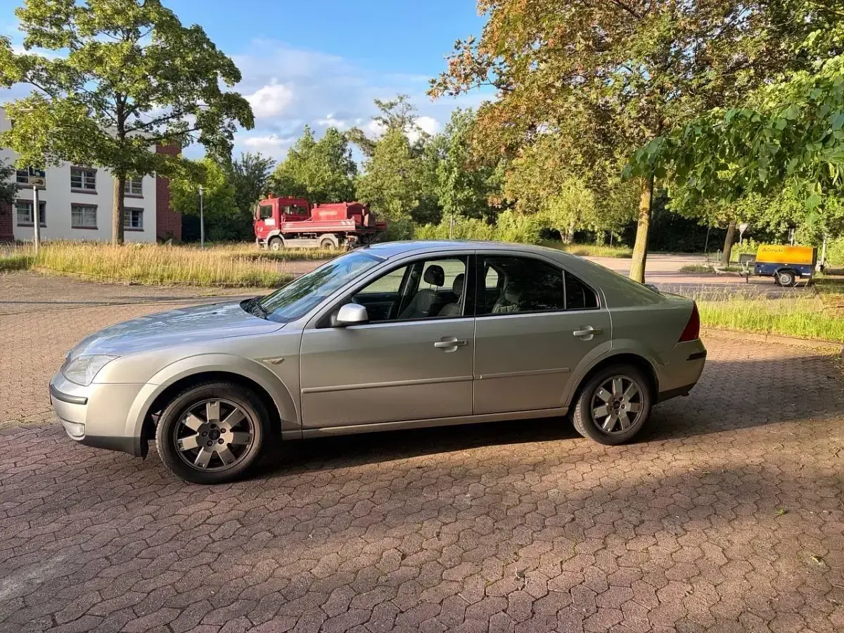 Gebraucht Ford Mondeo Ambiente 110 PS (80 kW) 2004 Andere farben Limousine