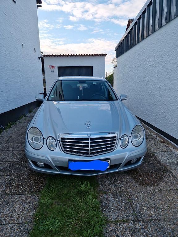 Silber Gebraucht 2007 Mercedes E200 Classic Limousine | 6.800 € (Etwas zu teuer) - Bild 1/4