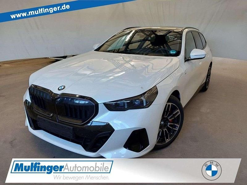 Mineral weiß Gebraucht 2024 BMW 540 M Sport Kombi | 66.749 € - Bild 1/4
