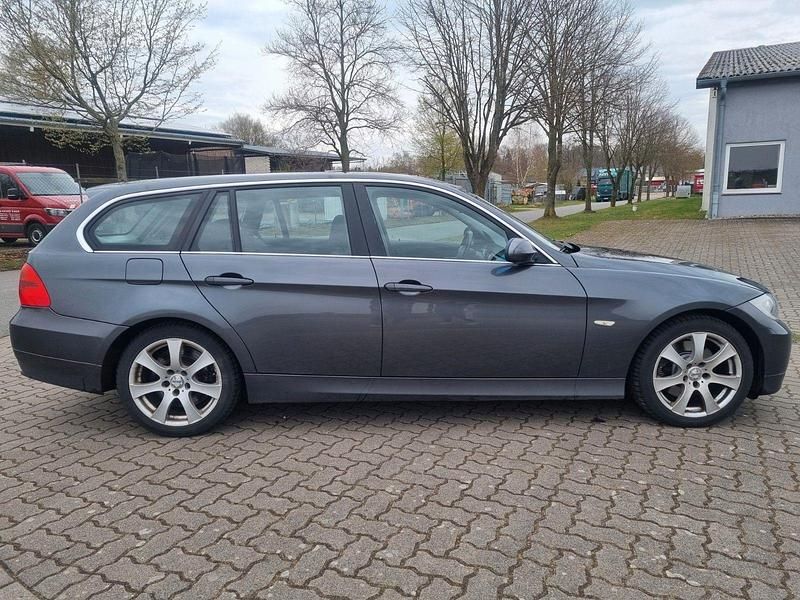 Gebraucht BMW 330 Sport Line 258 PS (189 kW) 2006 Grau metallic Kombi