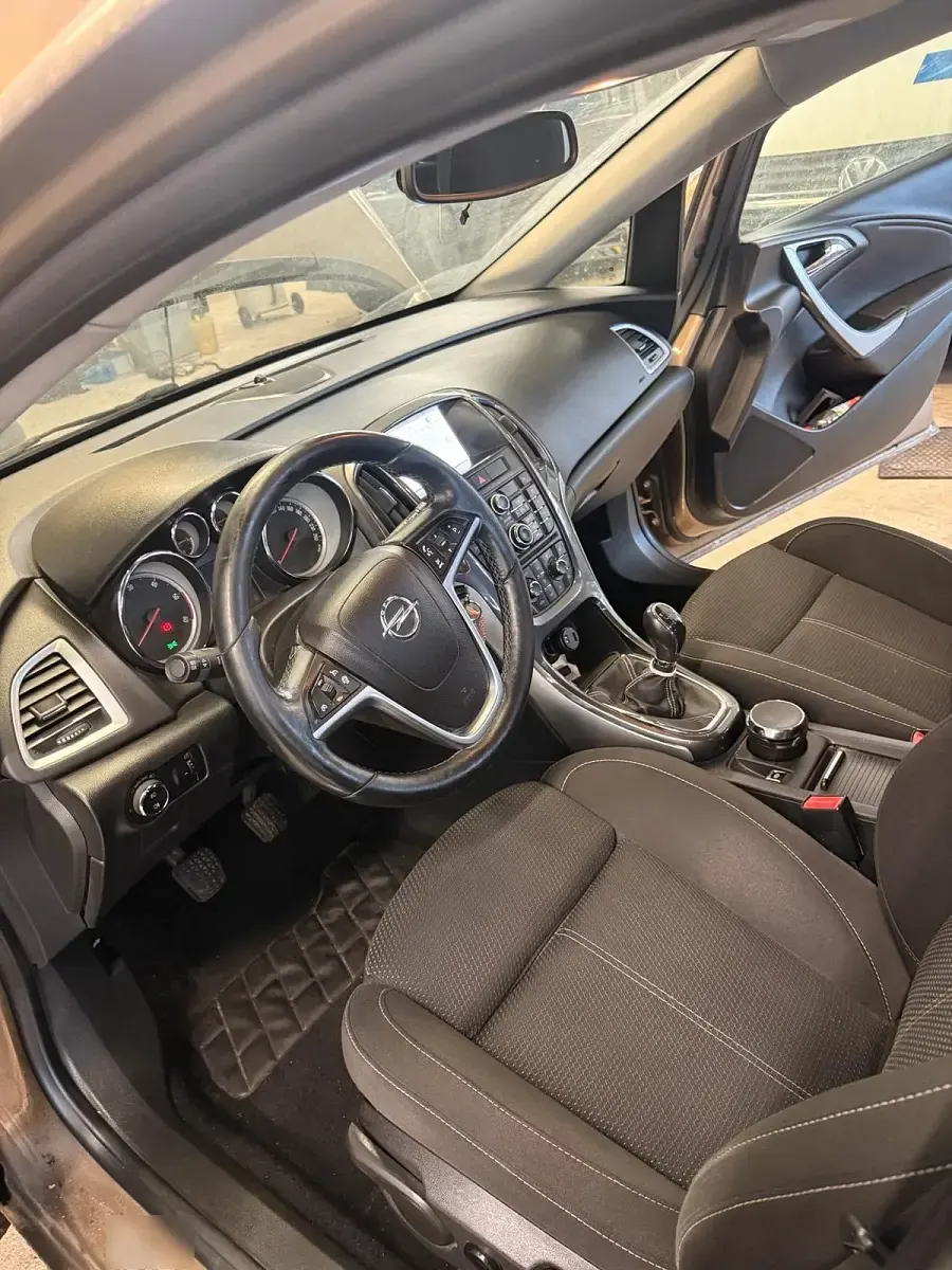 Gebraucht Opel Astra 165 PS (121 kW) 2013 Gold Kombi