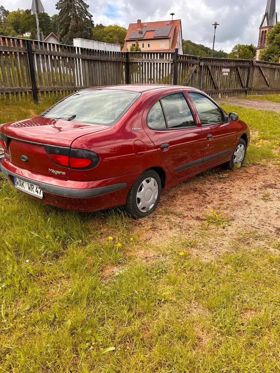 Używany Renault Mégane 75 KM (55 kW) 1998 Czerwony Sedan/Limuzyna