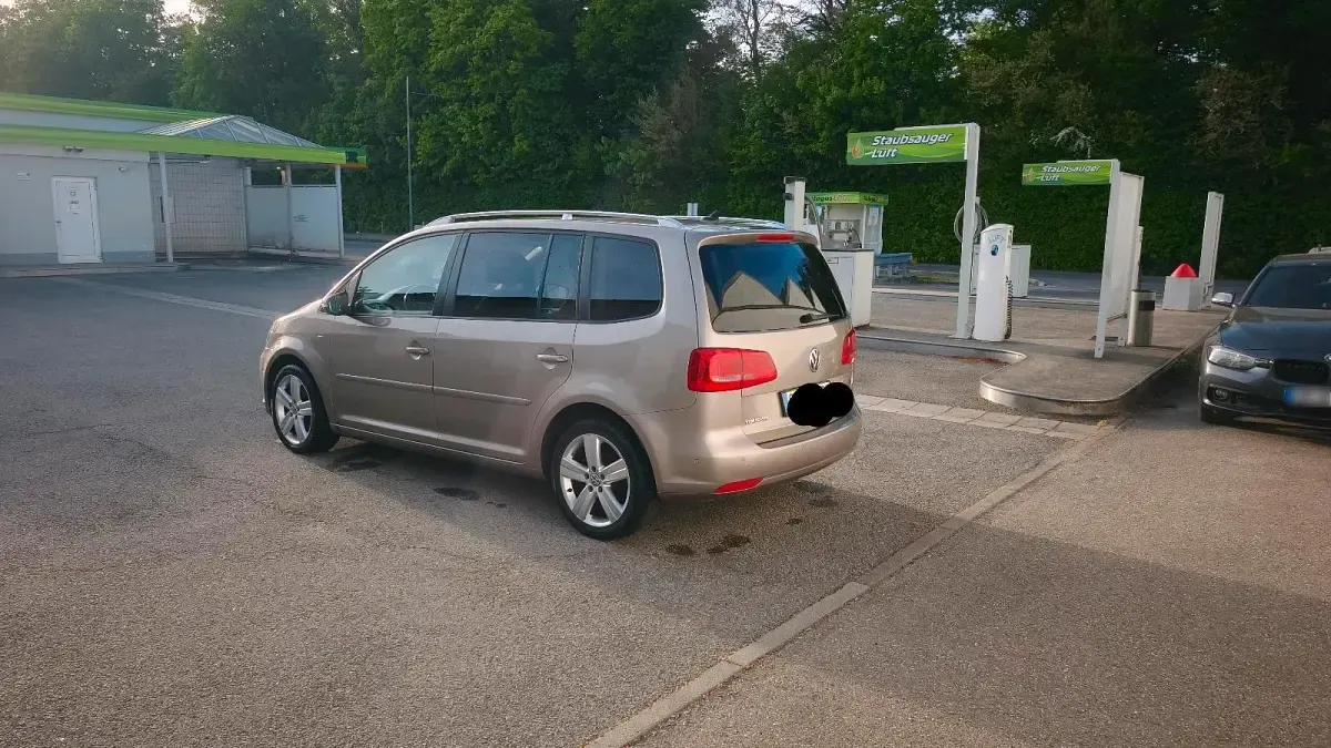 Gebraucht VW Touran 140 PS (102 kW) 2015 Gold Van / Kleinbus