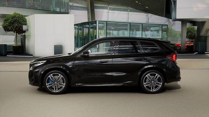 Neu BMW X1 M Performance 300 PS (220 kW) 2026 Saphirschwarz metallic SUV