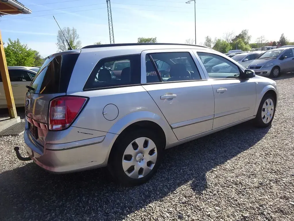 Używany Opel Astra Edition 110 KM (80 kW) 2008 Szary Sedan/Limuzyna