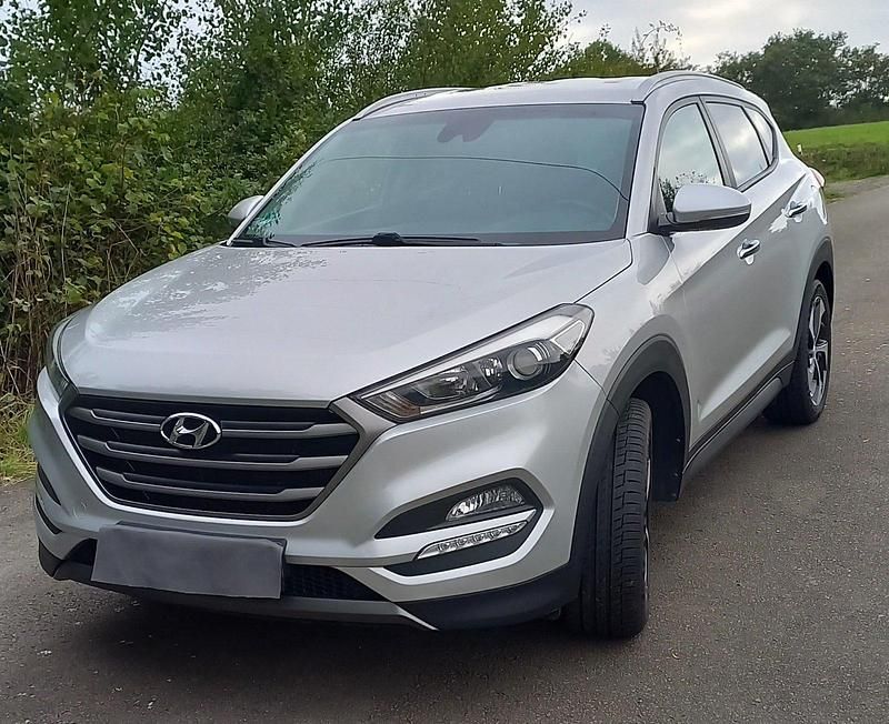 Silber Gebraucht 2015 Hyundai Tucson Intro Edition SUV | 14.449 € (Fairer Preis) - Bild 1/4