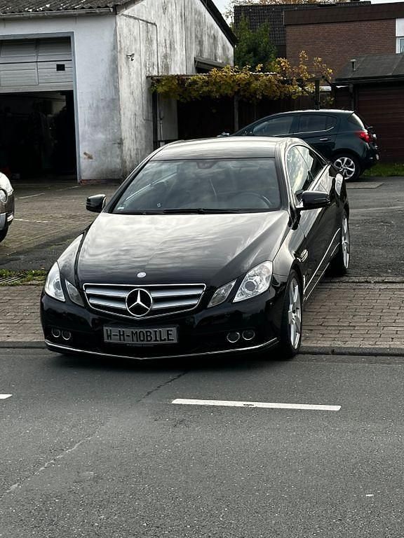 Schwarz Gebraucht 2010 Mercedes E250 Premium Coupé | 11.400 € (Fairer Preis) - Bild 1/4