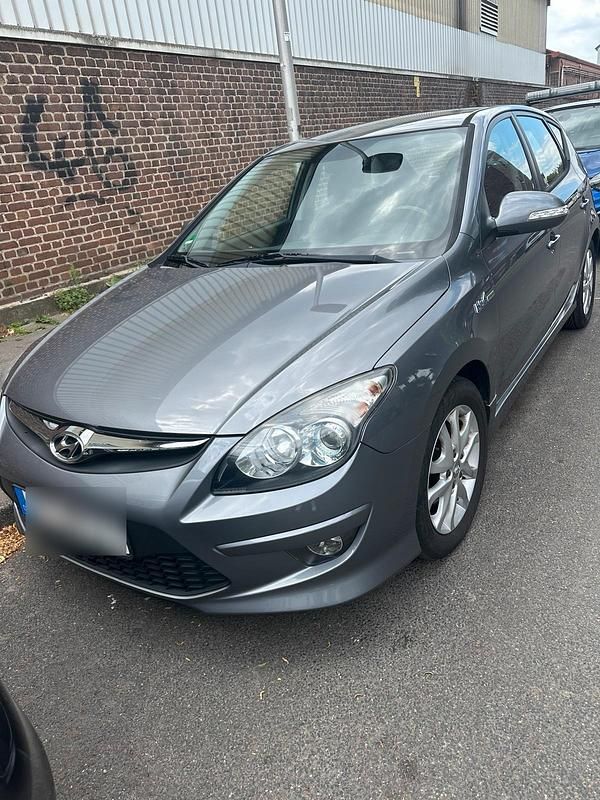 Grau Gebraucht 2012 Hyundai i30 Limousine | 5.000 € (Fairer Preis) - Bild 1/4