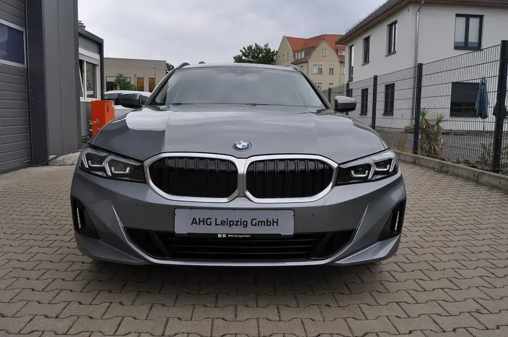 Gebraucht BMW 318 156 PS (114 kW) 2024 Grau Kombi