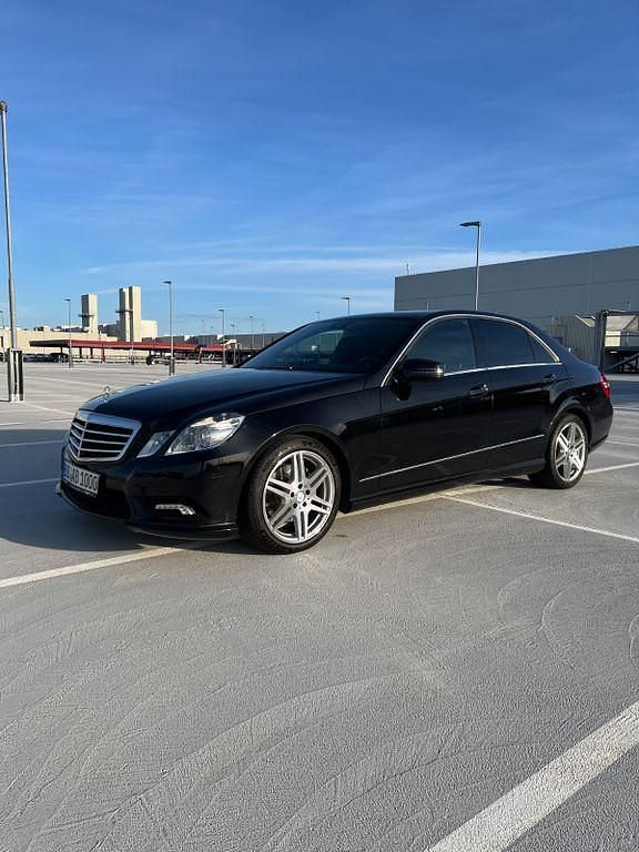 Schwarz Gebraucht 2010 Mercedes E350 Avantgarde Limousine | 15.999 € (Fairer Preis) - Bild 1/4