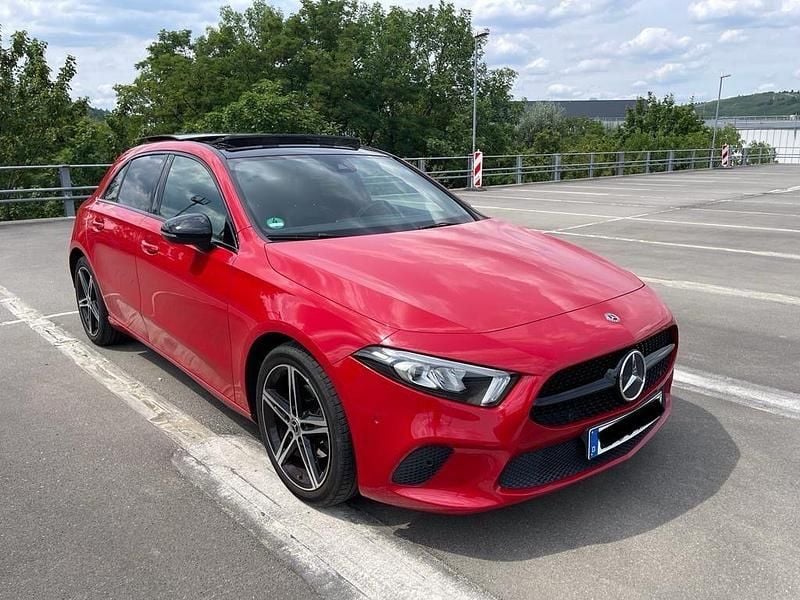 Rot Gebraucht 2019 Mercedes A180 Night Limousine | 19.590 € (Guter Preis) - Bild 1/4