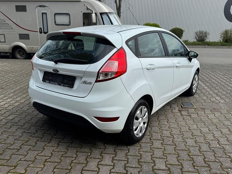 Gebraucht Ford Fiesta Trend 75 PS (55 kW) 2015 Weiß Kleinwagen