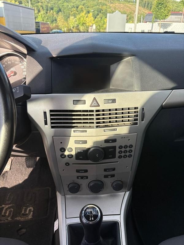 Gebraucht Opel Astra 116 PS (85 kW) 2009 Schwarz Kleinwagen