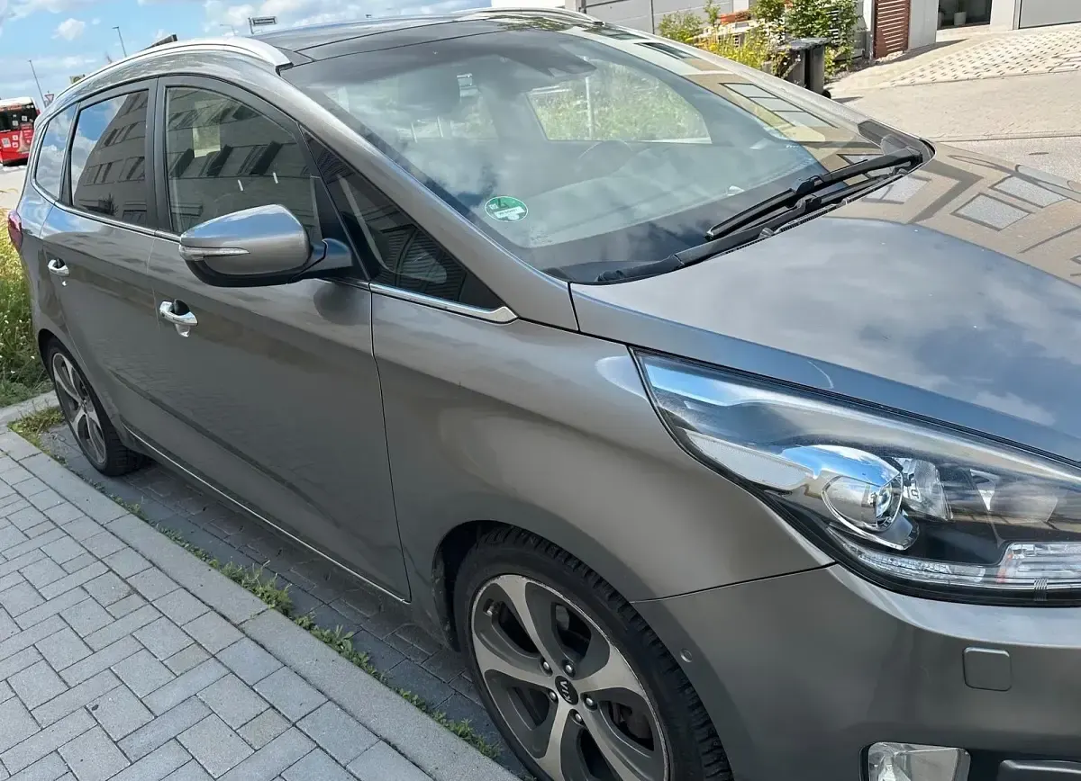 Gebraucht Kia Carens 141 PS (103 kW) 2016 Braun Van / Kleinbus
