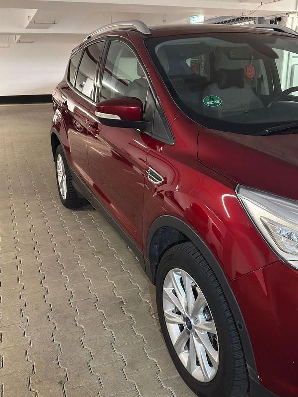 Gebraucht Ford Kuga Titanium 180 PS (132 kW) 2015 Rot SUV