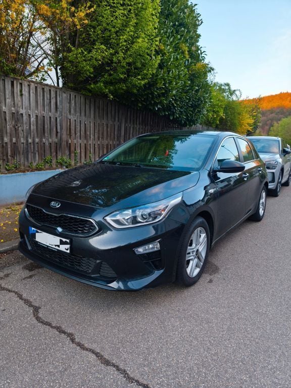 Schwarz Gebraucht 2020 Kia Ceed Vision Limousine | 14.200 € (Guter Preis) - Bild 1/4