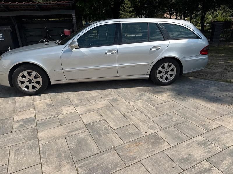 Używany Mercedes E280 Avantgarde 190 KM (139 kW) 2007 Srebrny Kombi