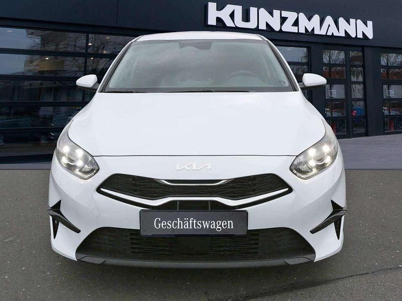 Gebraucht Kia Ceed Comfort 140 PS (102 kW) 2025 Carraraweiß Kleinwagen