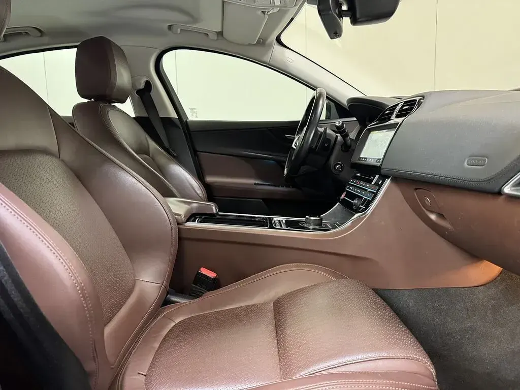 Gebraucht Jaguar XE 200 PS (147 kW) 2018 Grau Limousine