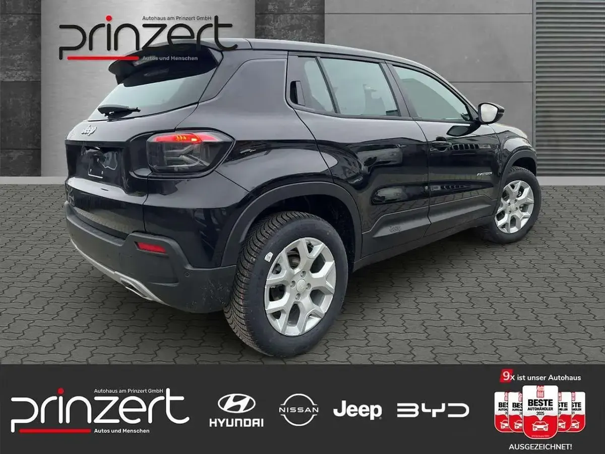 Neu Jeep Avenger Altitude 110 PS (80 kW) 2026 Volcano black SUV